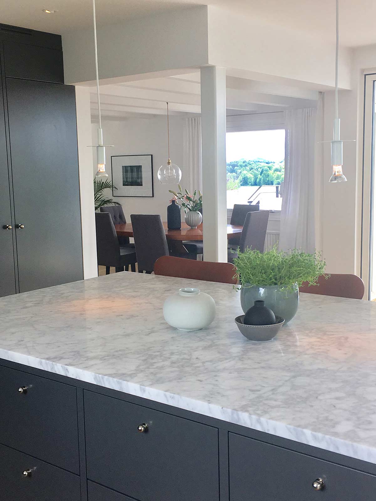 stor kjøkkenøy med benkeplate av marmor med sitteplasser
