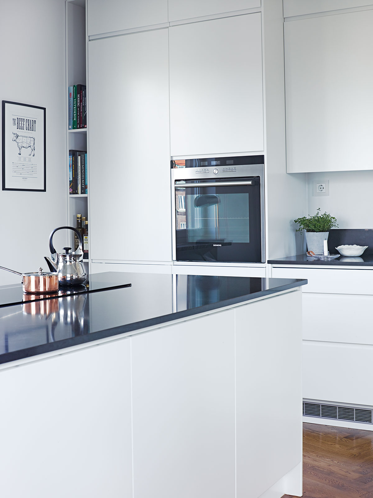 Kjøkkenøy med hvite fronter