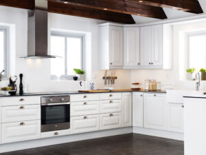 Klassisk hvitt kjøkken med freste dører