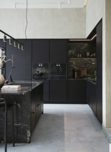 Kjøkken med svart marmor