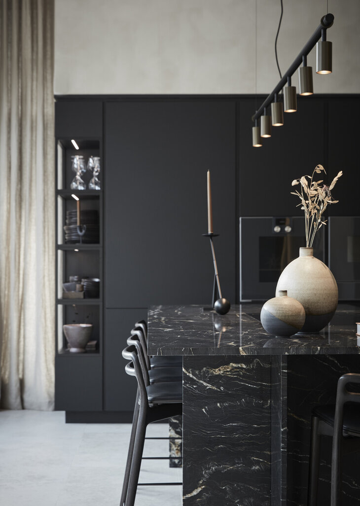 Kjøkkenøy med svart marmor 